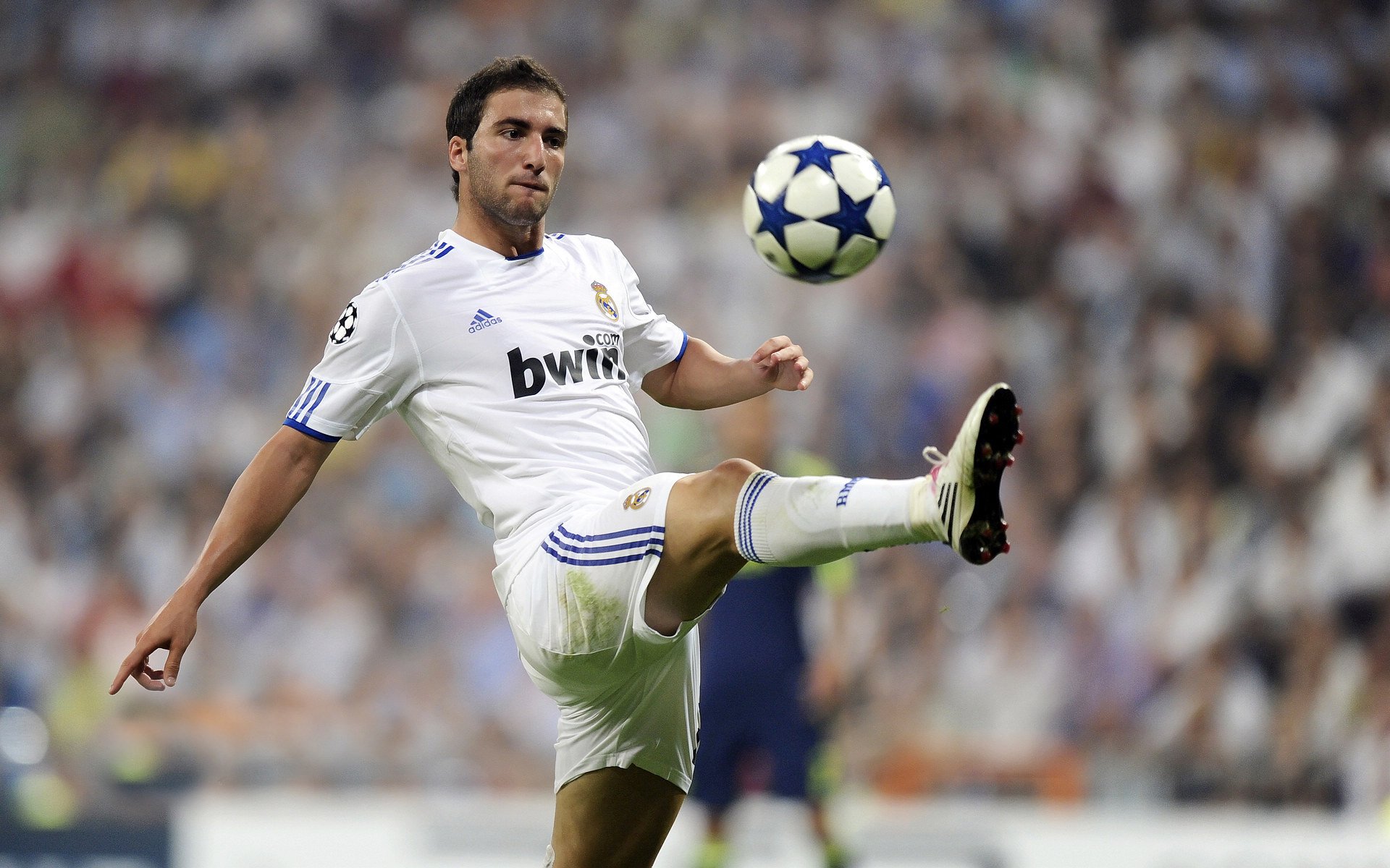 mk体育下载-传的漂亮，打的精彩！费尔明长传精准制导，拉什福德一步过掉对手爆杆破门！